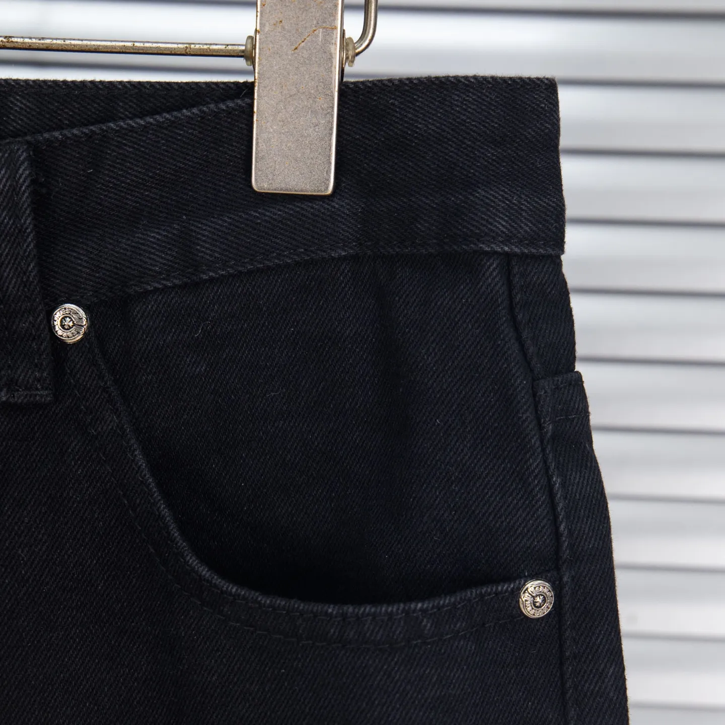 P260 Chrome Hearts Black Pants Sanskrit Yellow and White Patch Leather Jeans CH jeans need to be washed before being dismantled and then hand-stitched with sheepskin cross leather and then spliced ​​together. The whole piece has too many craftsmanship to explain. The patches are decorated with cross patterns and the high-waisted washed jeans! ! Absolutely high-end luxury products, god-level single products and super popular products, made with top heavy industry, a must-see magic weapon. Customized hardware. The fabric is thick and soft after washing. It has good breathability. Customized small leather label. Unique design. The details are simple and elegant, and the workmanship is exquisite. The entire trousers are neatly routed and the details are in place! It’s so cool that both men and women can easily control the genderless trend! Style number: 1874# Color: black Size: 28 30 32 34